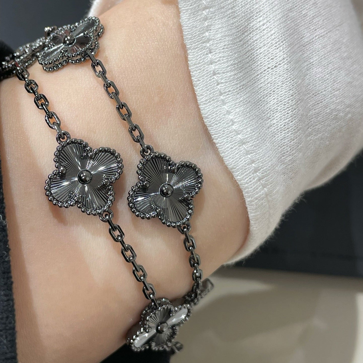 [TRENDS]CLOVER 5 MOTIF BLACK BRACELET