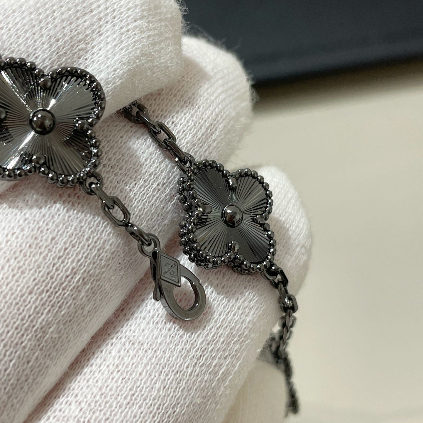 [TRENDS]CLOVER 5 MOTIF BLACK BRACELET