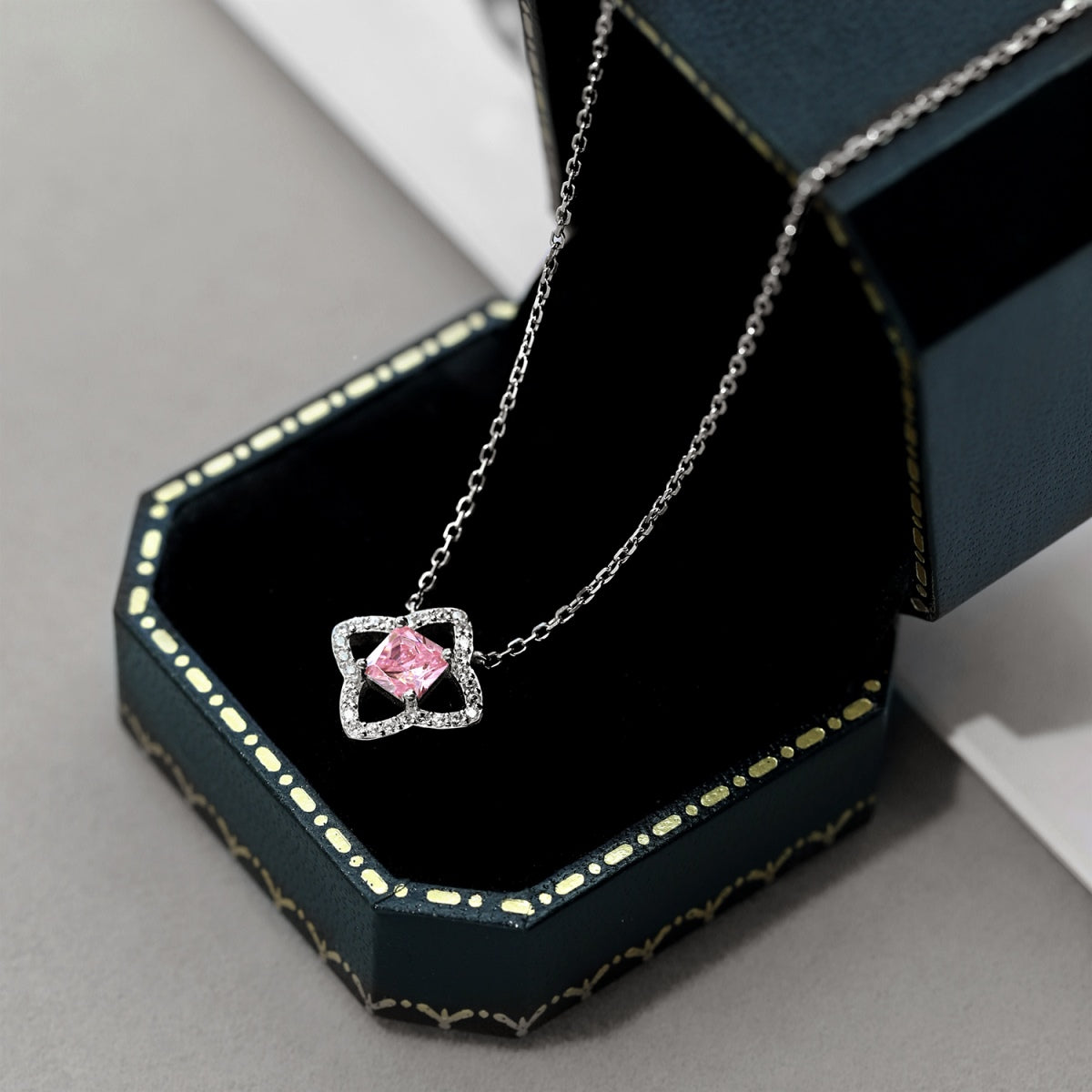 [XXX]Exquisite Flower Shape Princess Cut Necklace