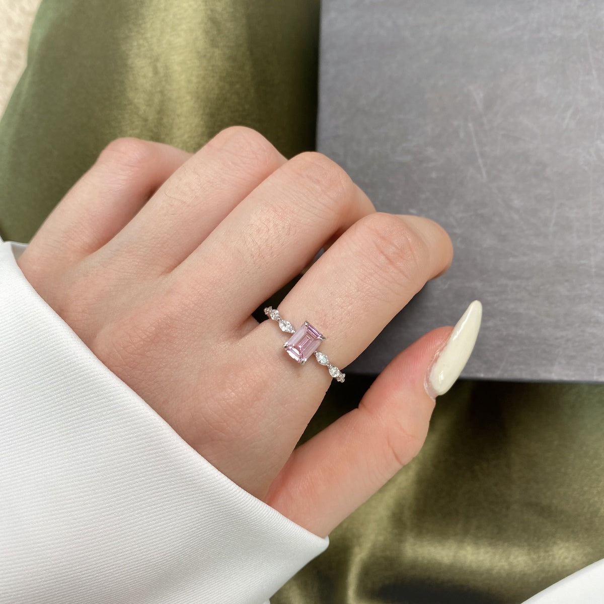 [XXX]1.0 Carat Dainty Resplendent Radiant Cut Daily Ring