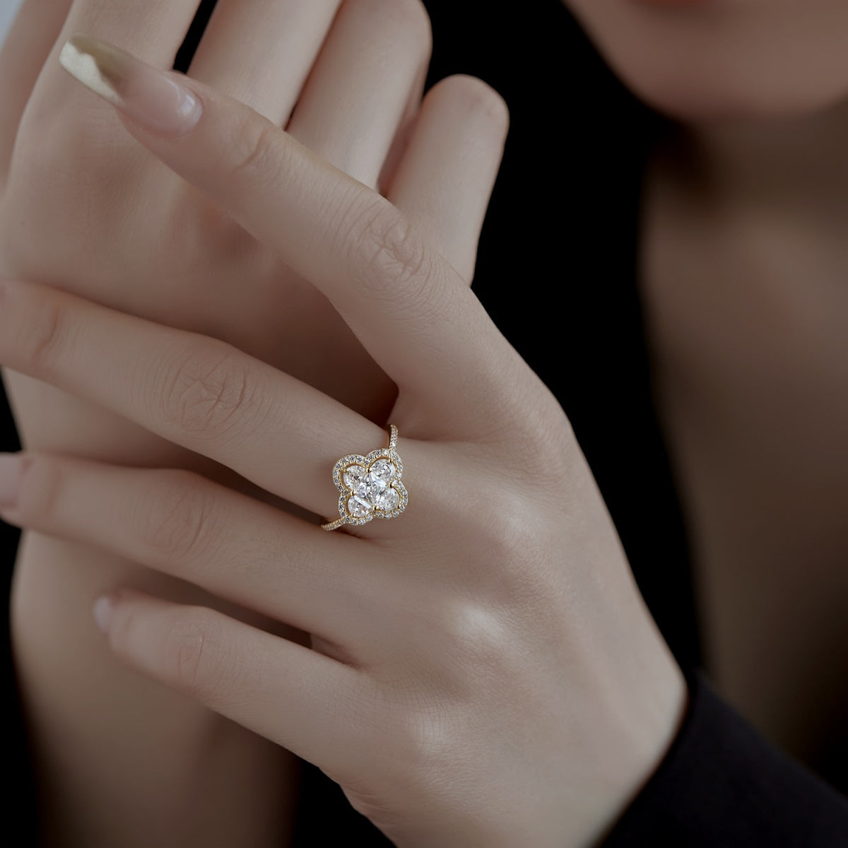 [XXX] Lujoso anillo de banquete con forma de flor de eternidad