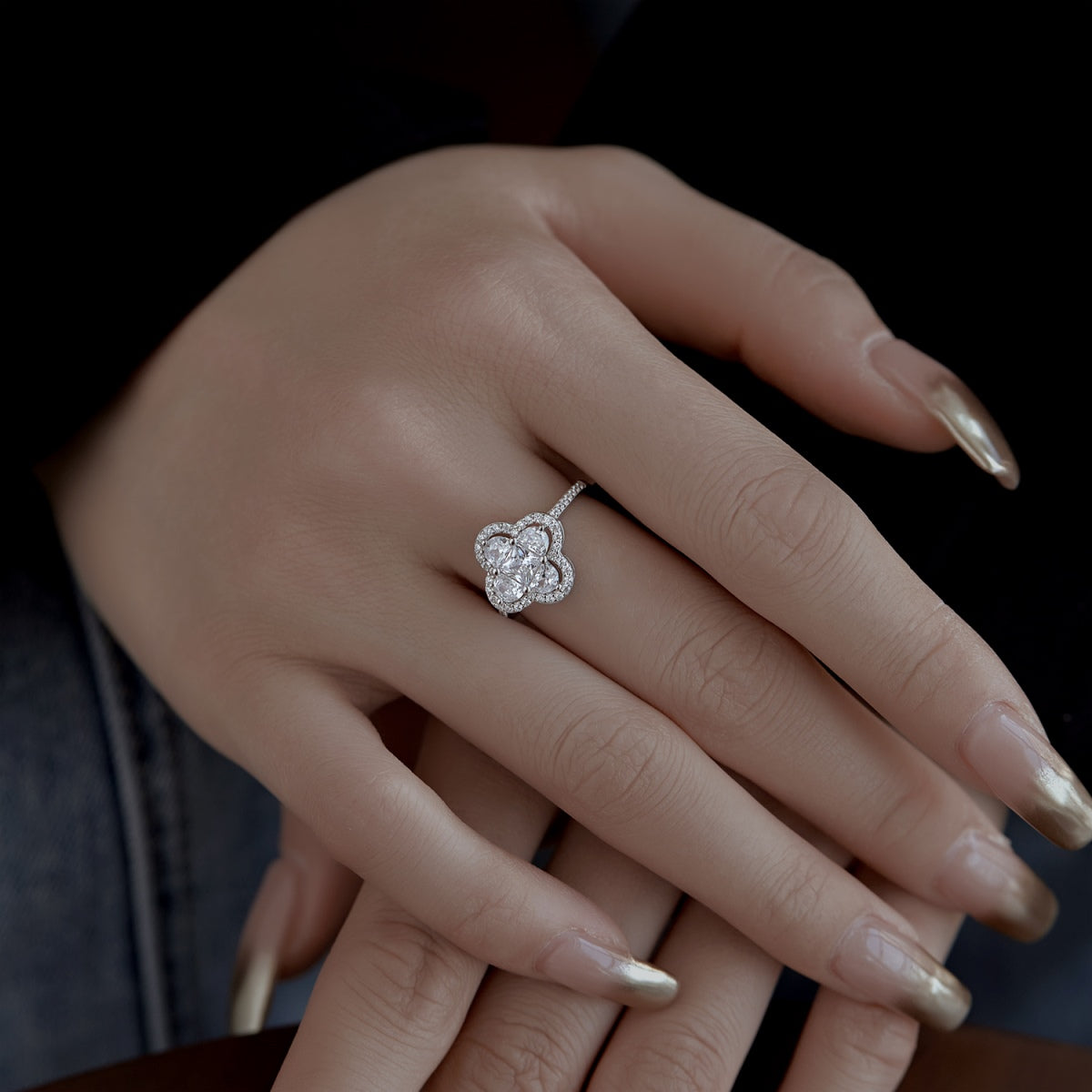 [XXX] Lujoso anillo de banquete con forma de flor de eternidad