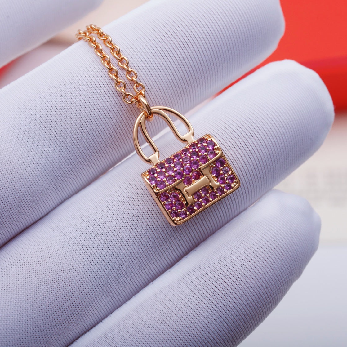 [TENDANCES] COLLIER PENDENTIF CONSTANCE EN DIAMANT VIOLET