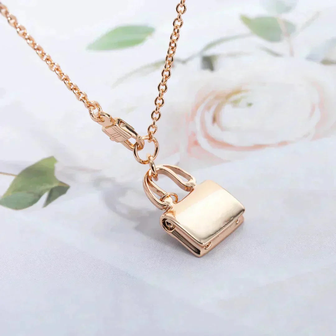 [TENDANCES] COLLIER AMULETTE PÉDANT OR ROSE