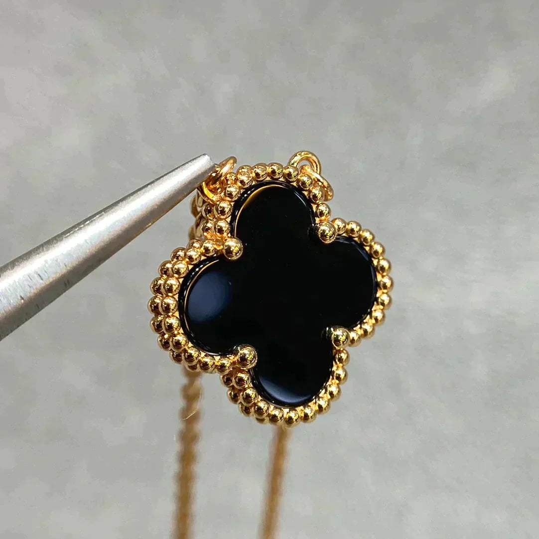 [TENDANCES] COLLIER À FLEUR UNIQUE EN ONYX NOIR 15 MM CLOVER