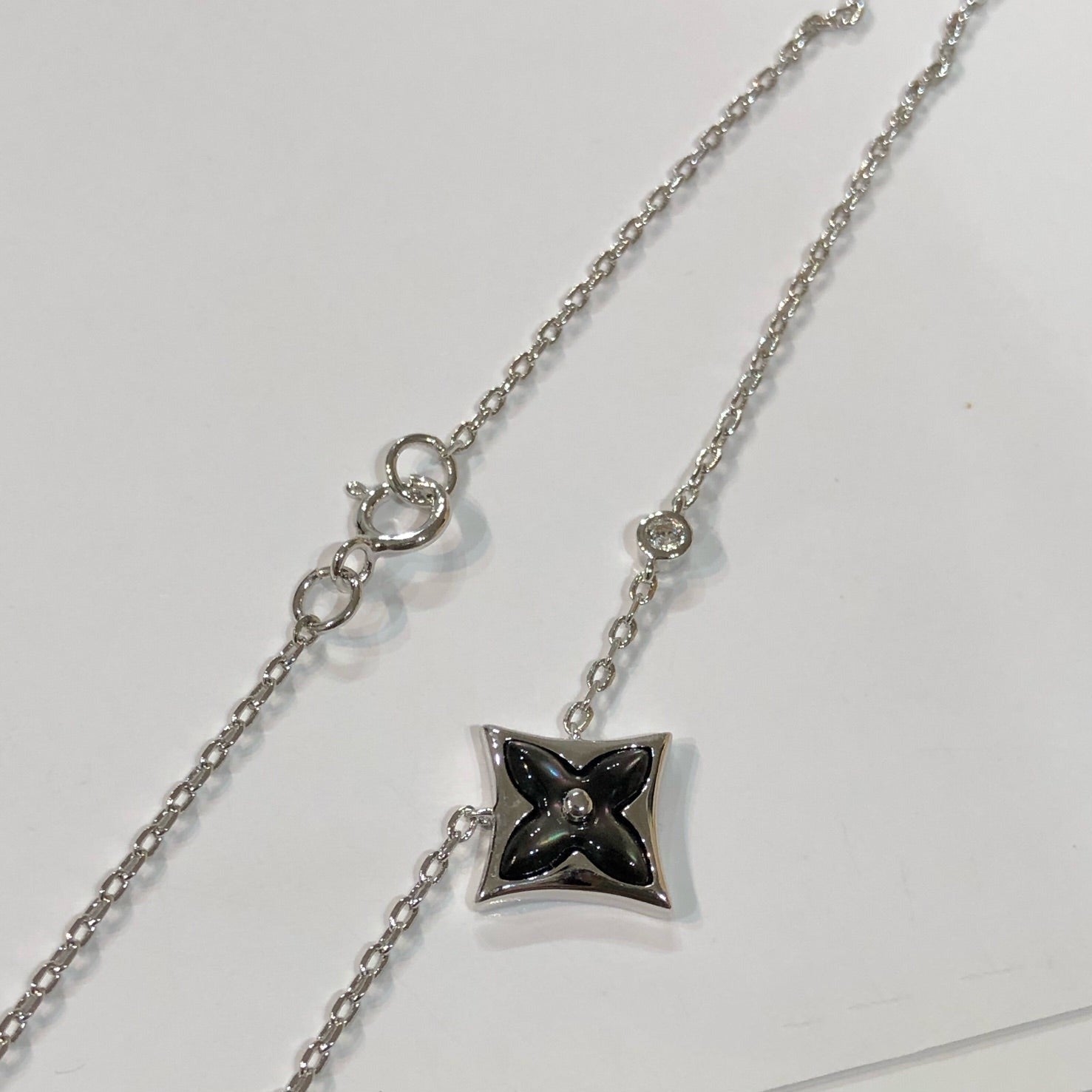 [TENDANCES] COLLIER ÉTOILE NOIRE MOP