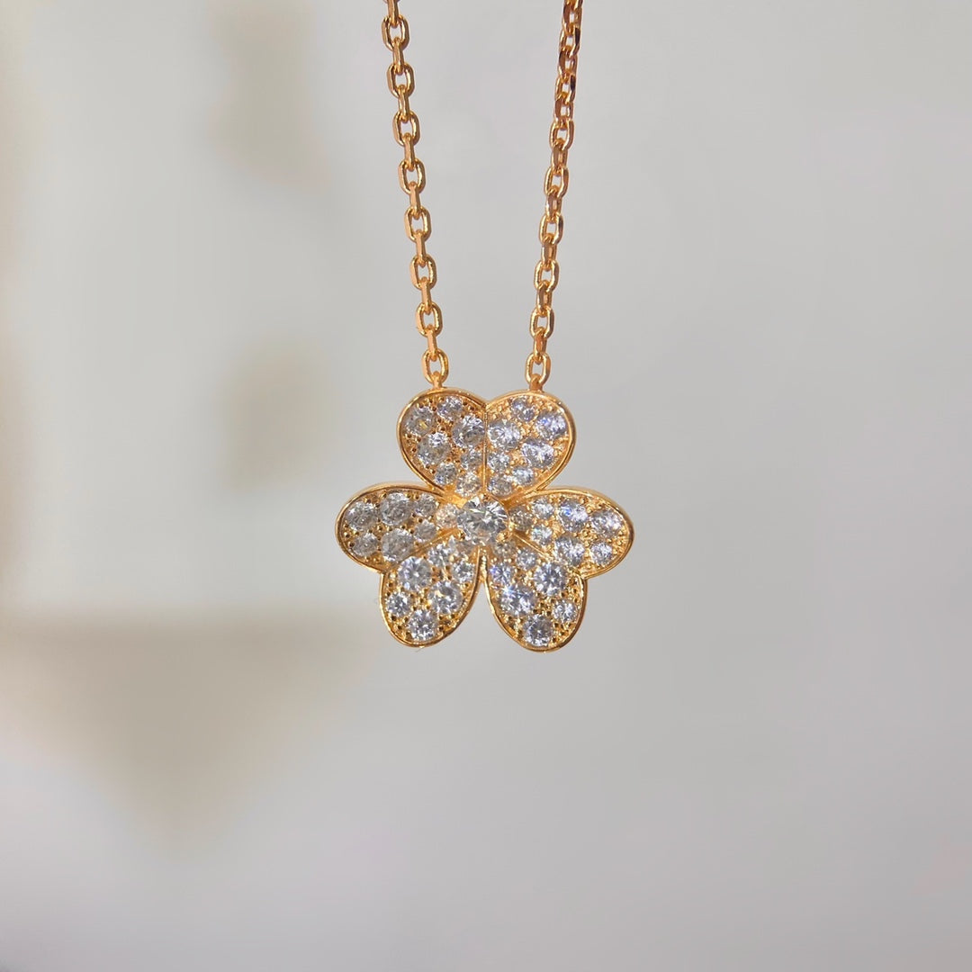 [TENDANCES] COLLIER FLEUR DIAMANT