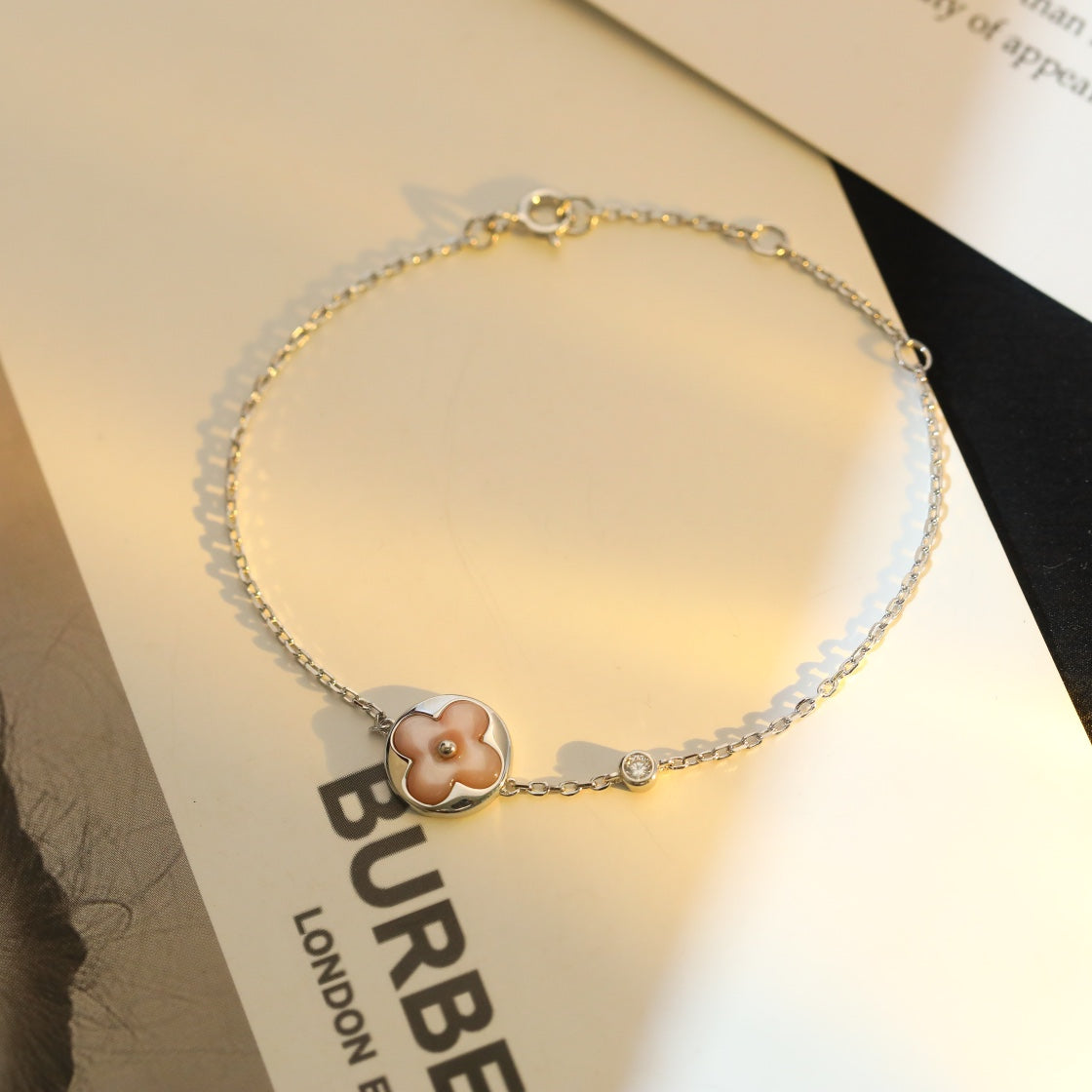 [TENDENCIAS] PULSERA DE PLATA CON MOTIVO SOLAR EN COLOR ROSA