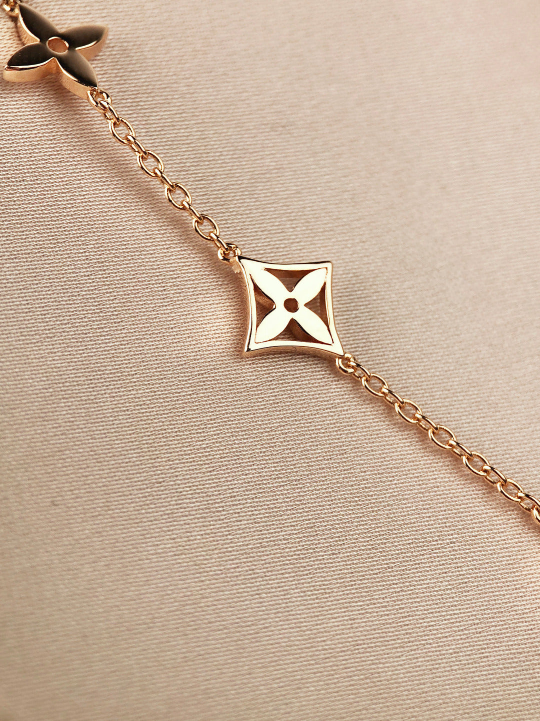 [TENDENCIAS] PULSERA ORO 7 MOTIVOS ESTRELLA Y SOL