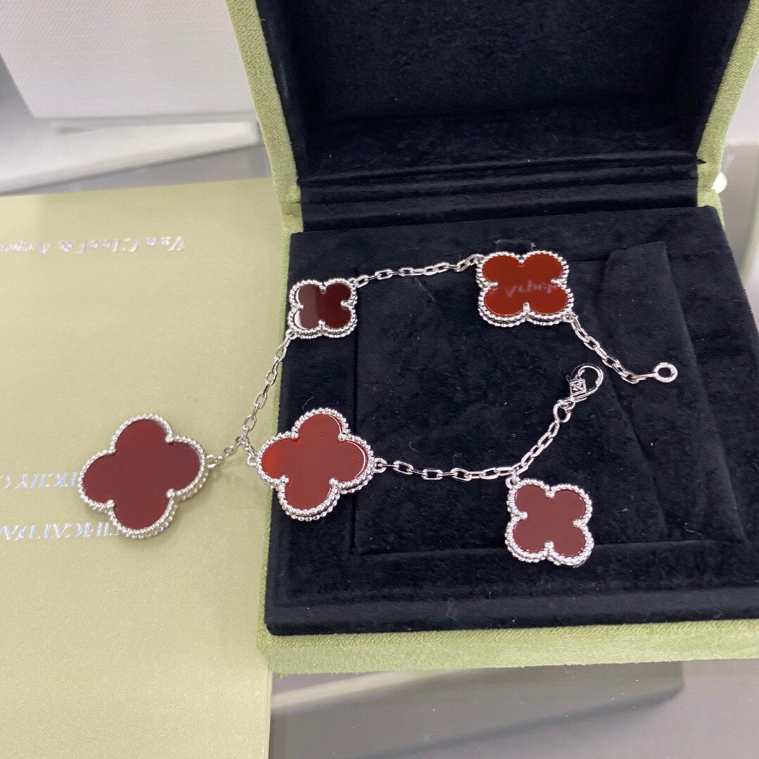 [TRENDS]CLOVER 5 MOTIFS SIVLER CARNELIAN BRACELET