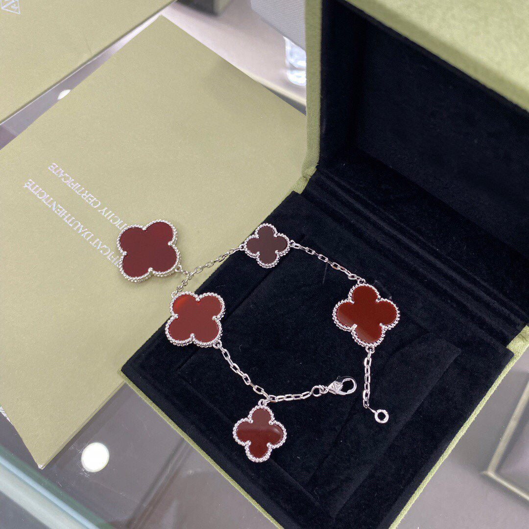 [TRENDS]CLOVER 5 MOTIFS SIVLER CARNELIAN BRACELET