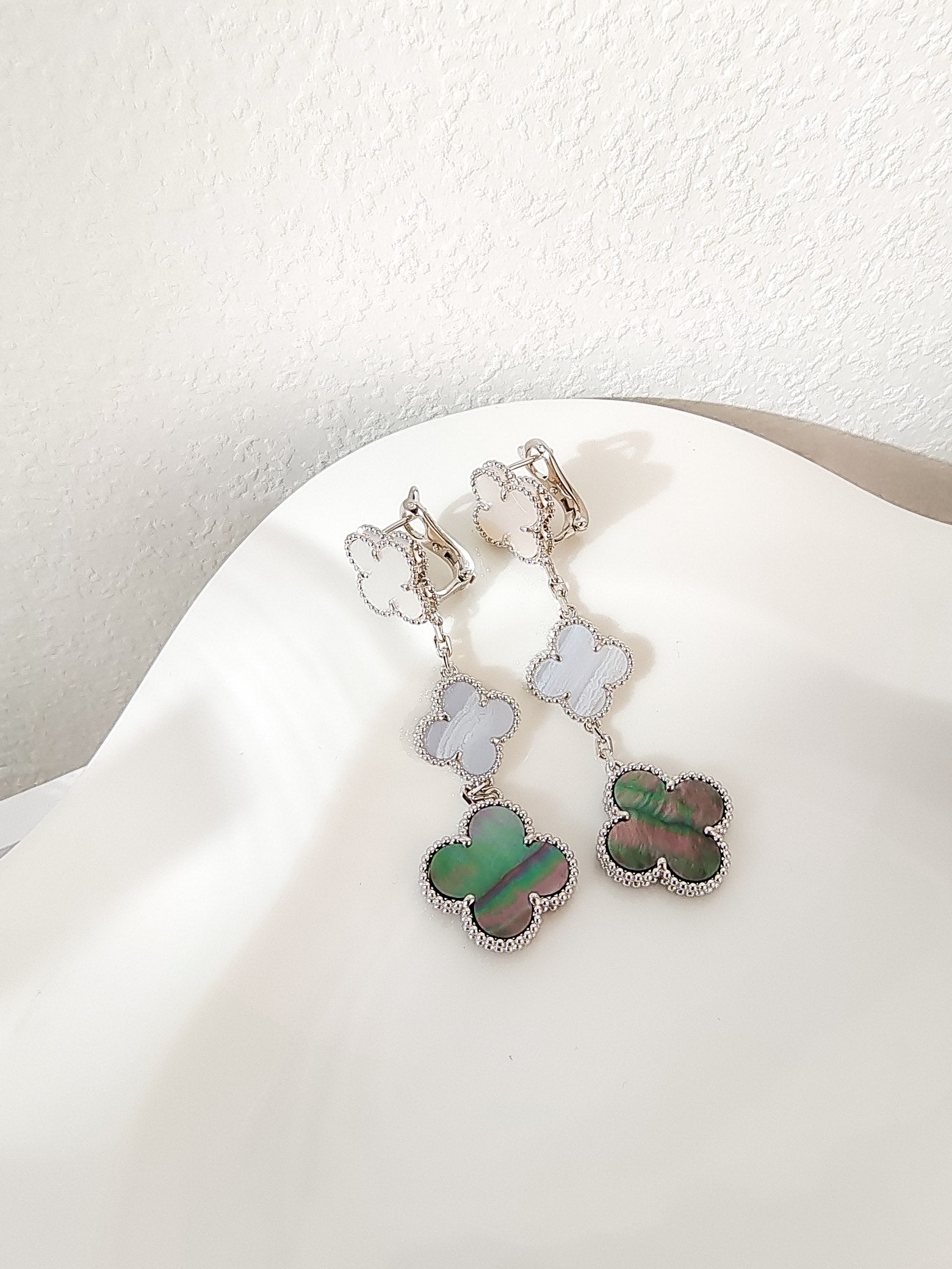 [TRENDS]CLOVER 3 MOTIFS CHALCEDONY DARK MOP SILVER EARRINGS