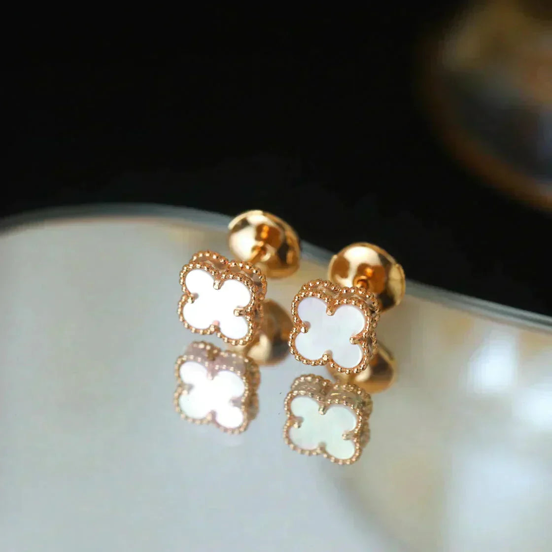 [TRENDS]CLOVER MINI 9.5MM WHITE MOP EARRINGS