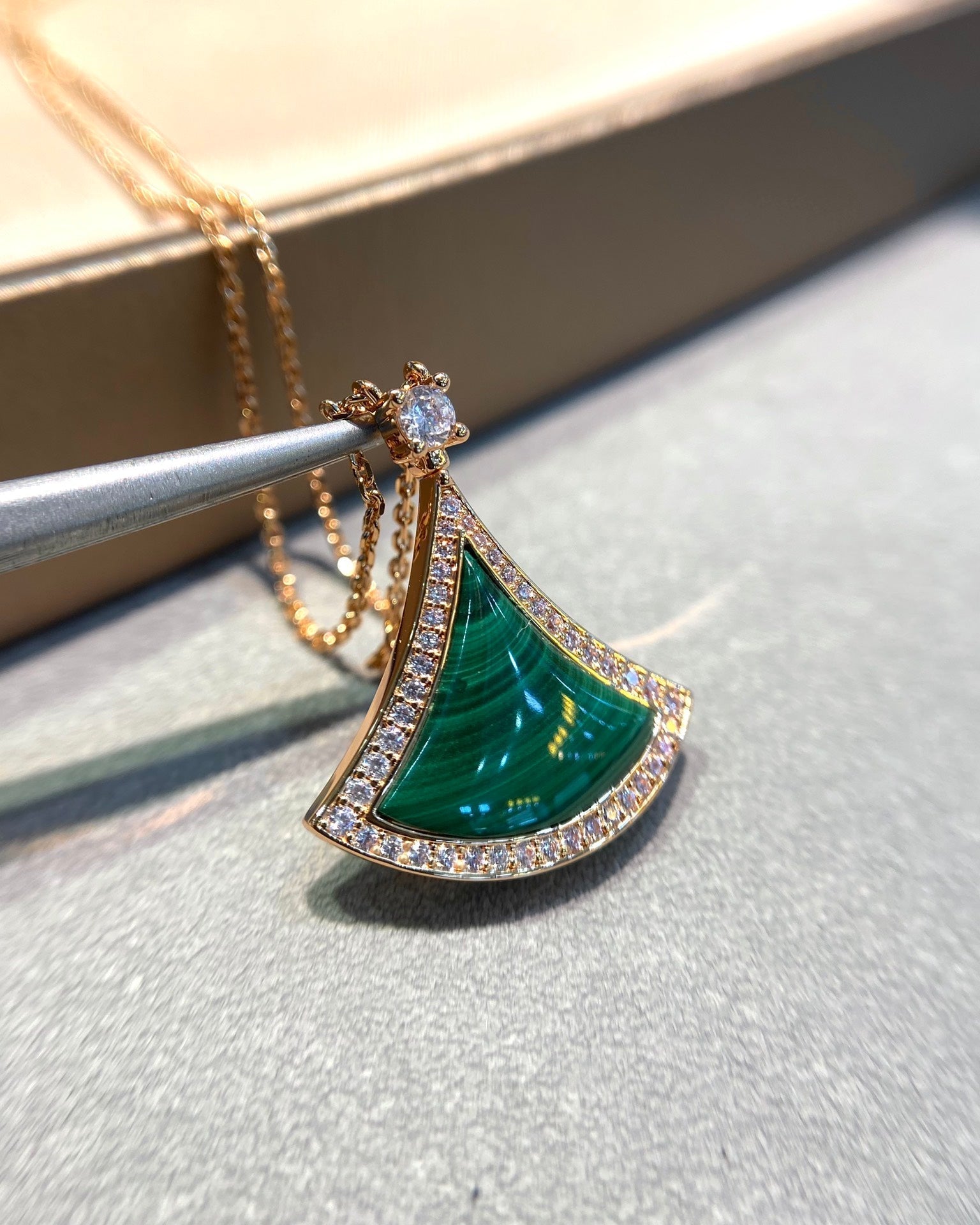 [TENDANCES] COLLIER EN OR ROSE PAVÉ DE DIAMANTS MALACHITE DREAM