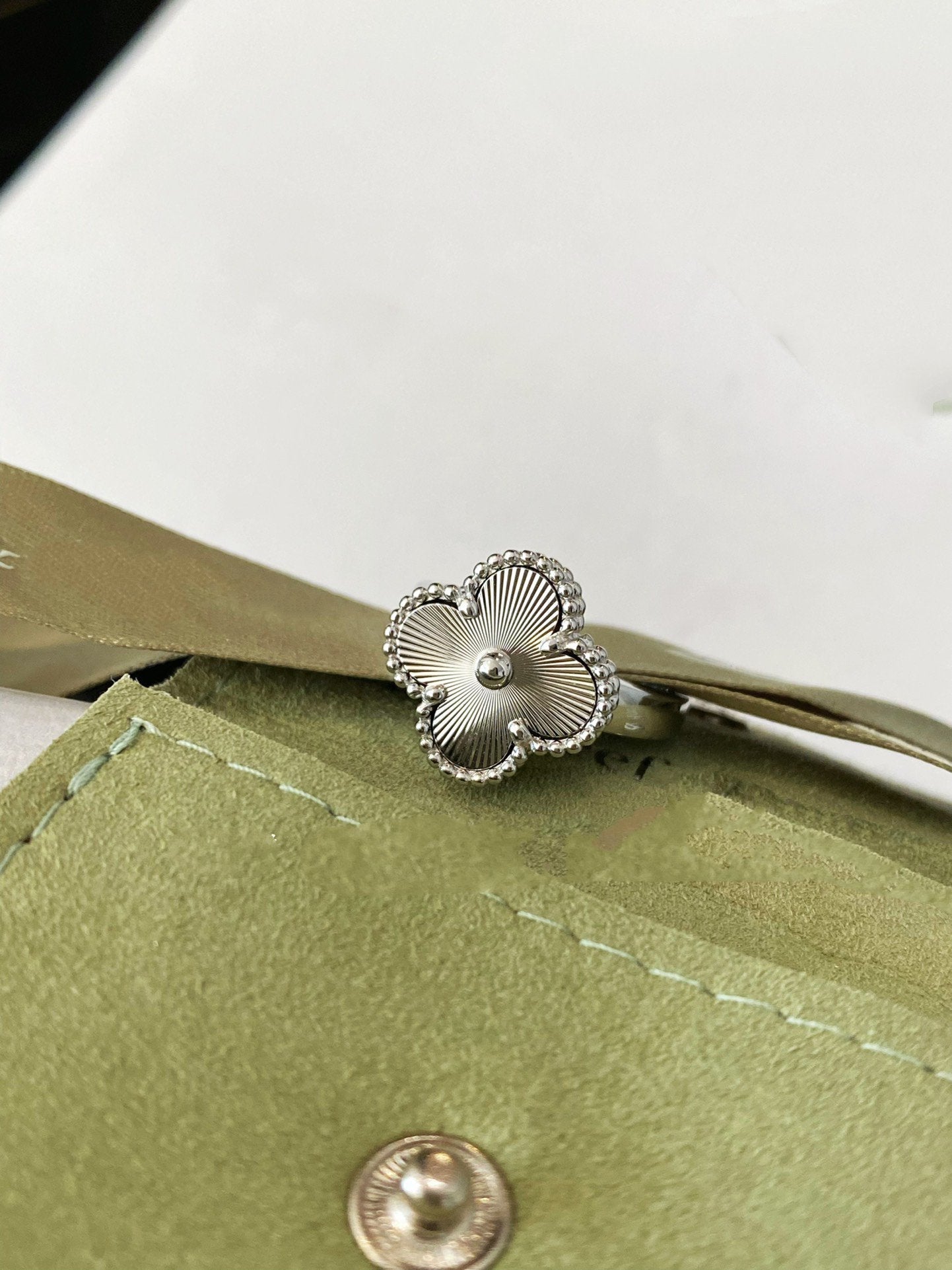 [TENDANCES]BAGUE EN ARGENT CLOVER