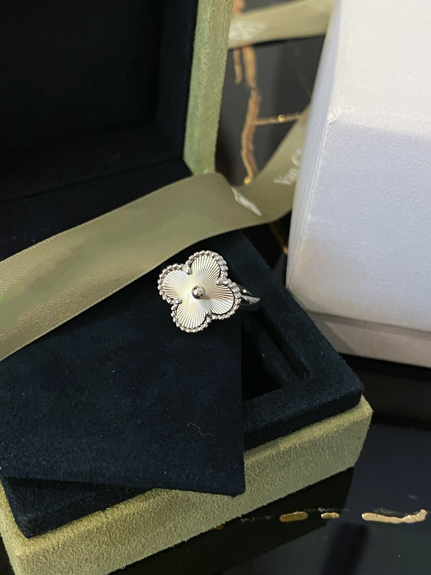 [TENDANCES]BAGUE EN ARGENT CLOVER