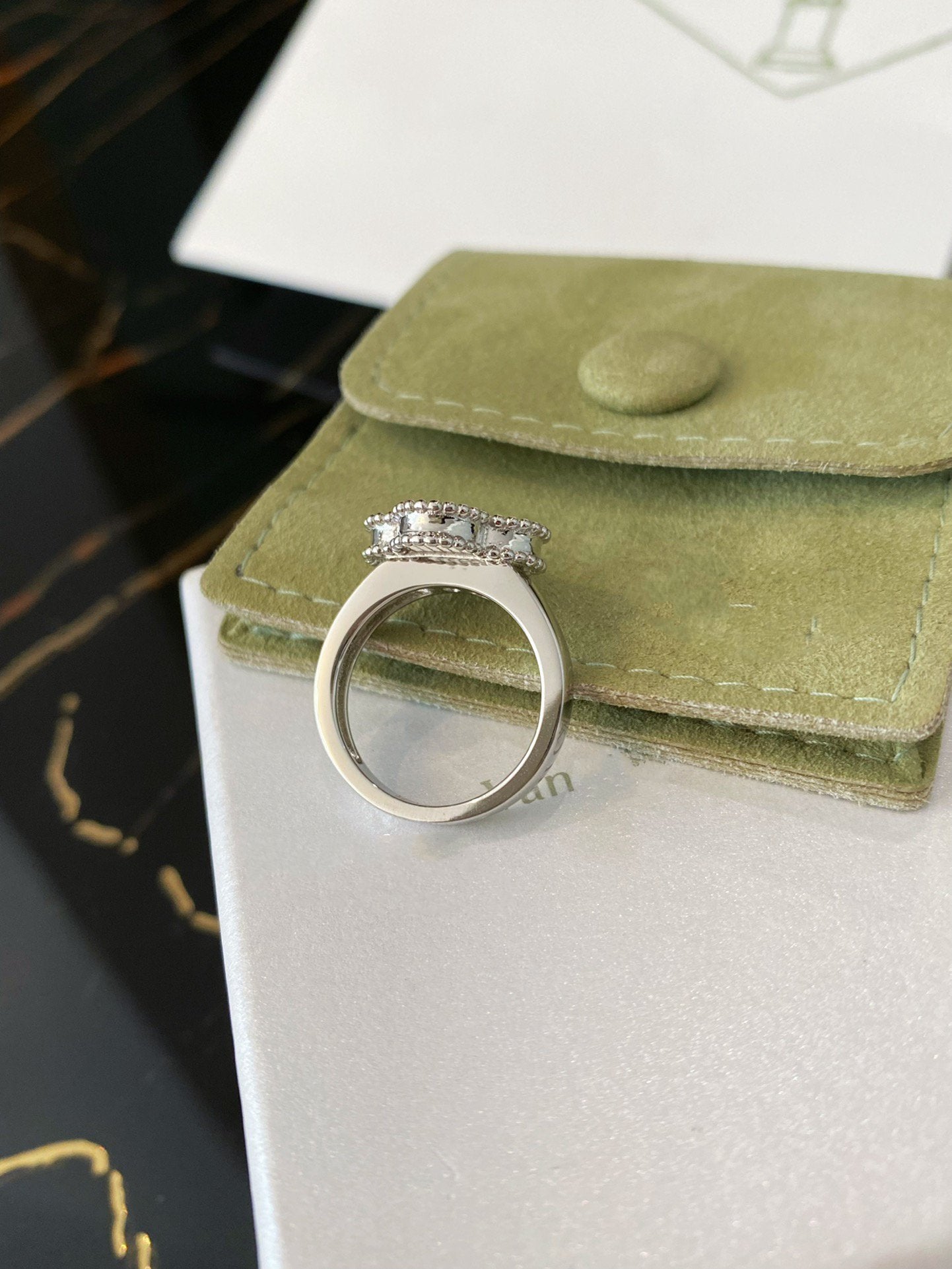 [TENDANCES]BAGUE EN ARGENT CLOVER