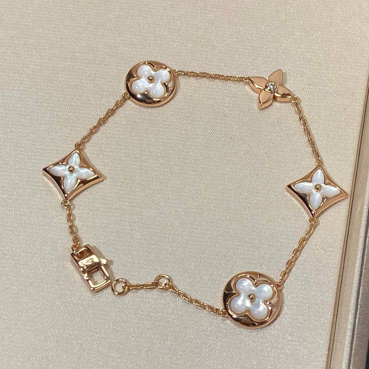 [TENDENCIAS] PULSERA DE ORO ROSA MOP CON 5 MOTIVOS DE ESTRELLAS Y SOLES