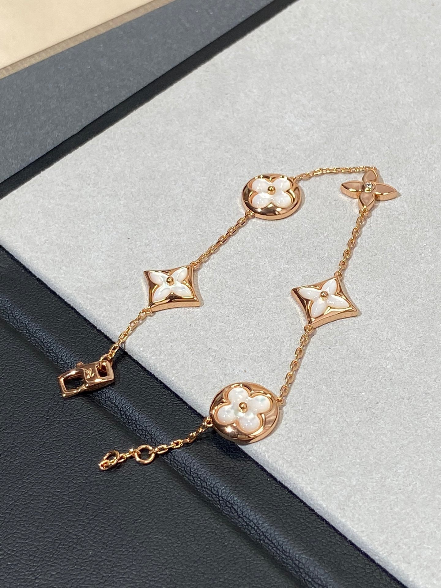 [TENDENCIAS] PULSERA DE ORO ROSA MOP CON 5 MOTIVOS DE ESTRELLAS Y SOLES