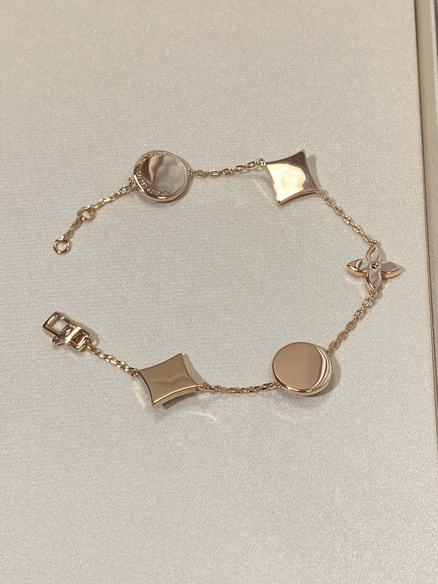 [TENDANCES]BRACELET 5 MOTIFS ÉTOILE ET SOLEIL NACRE OR ROSE