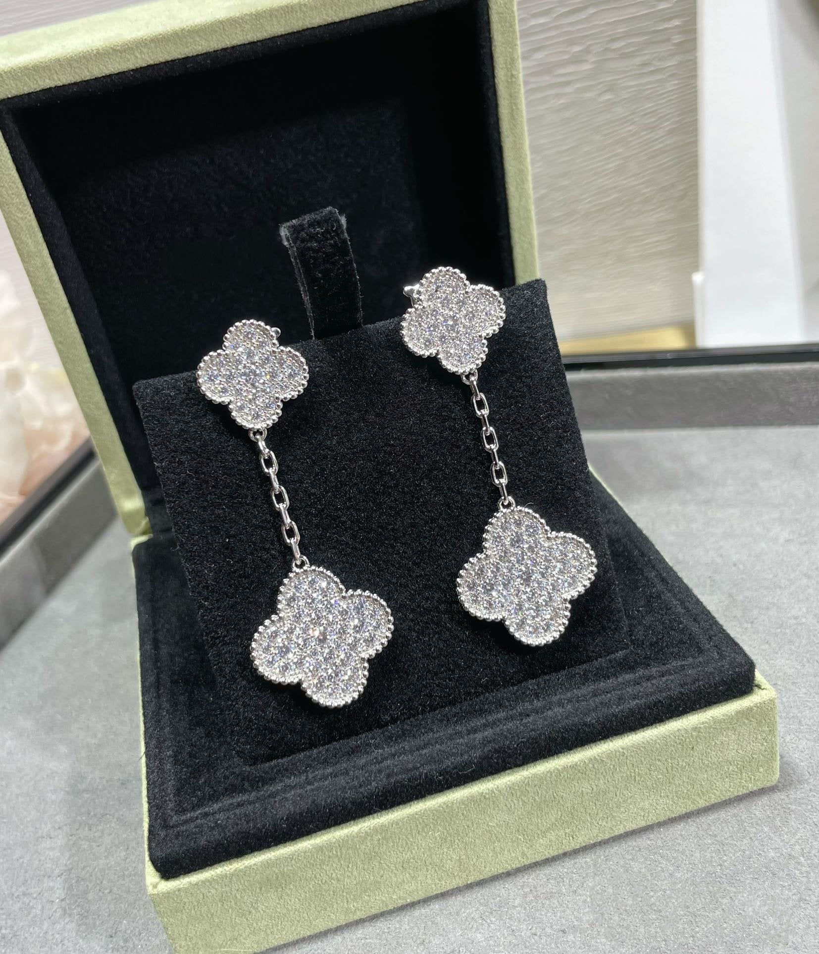 [TRENDS]CLOVER 2 MOTIFS DIAMOND PAVED SILVER EARRINGS