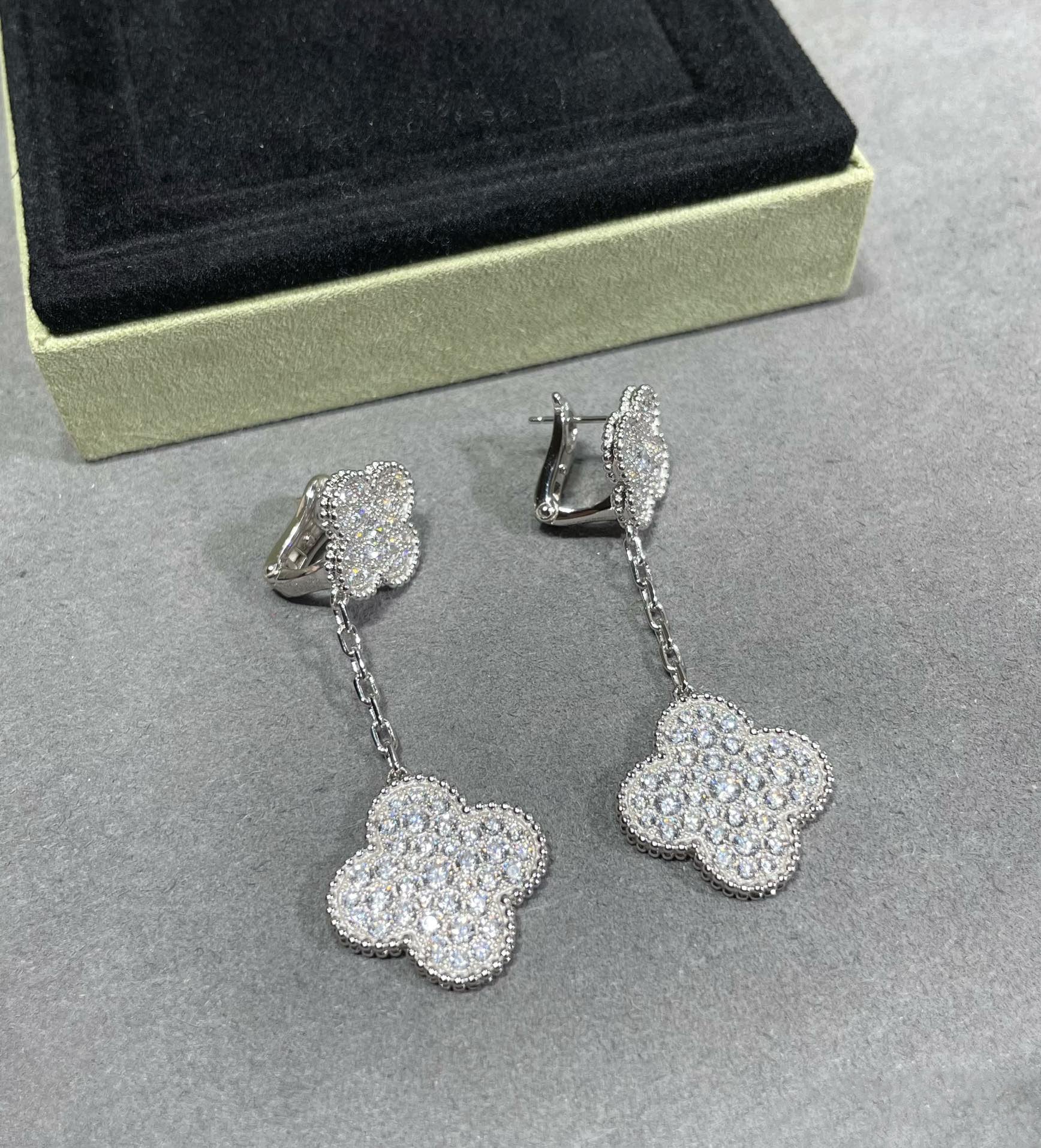 [TRENDS]CLOVER 2 MOTIFS DIAMOND PAVED SILVER EARRINGS