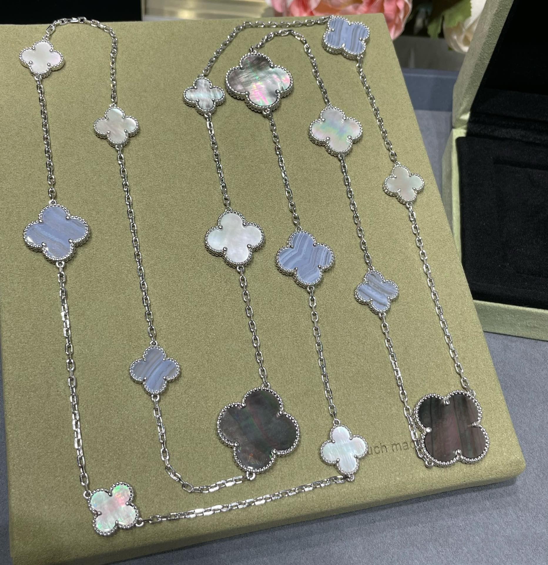 [TENDANCES] COLLIER EN ARGENT AVEC 16 MOTIFS DE CALCÉDOINE ET DE NACRE