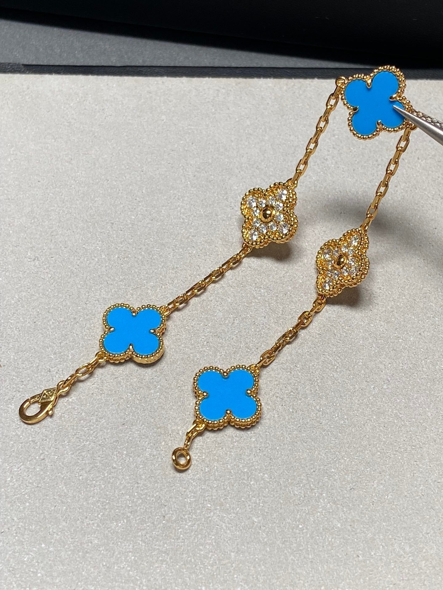 [TENDENCIAS] PULSERA DE ORO CON DIAMANTES Y CALCEDONIA AZUL CON MOTIVO DE TRÉBOL 5 