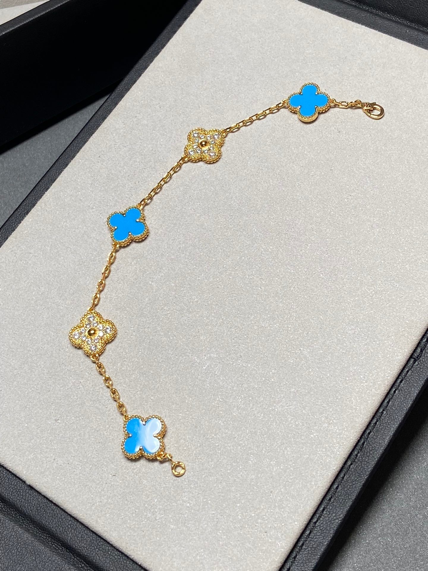 [TENDENCIAS] PULSERA DE ORO CON DIAMANTES Y CALCEDONIA AZUL CON MOTIVO DE TRÉBOL 5 