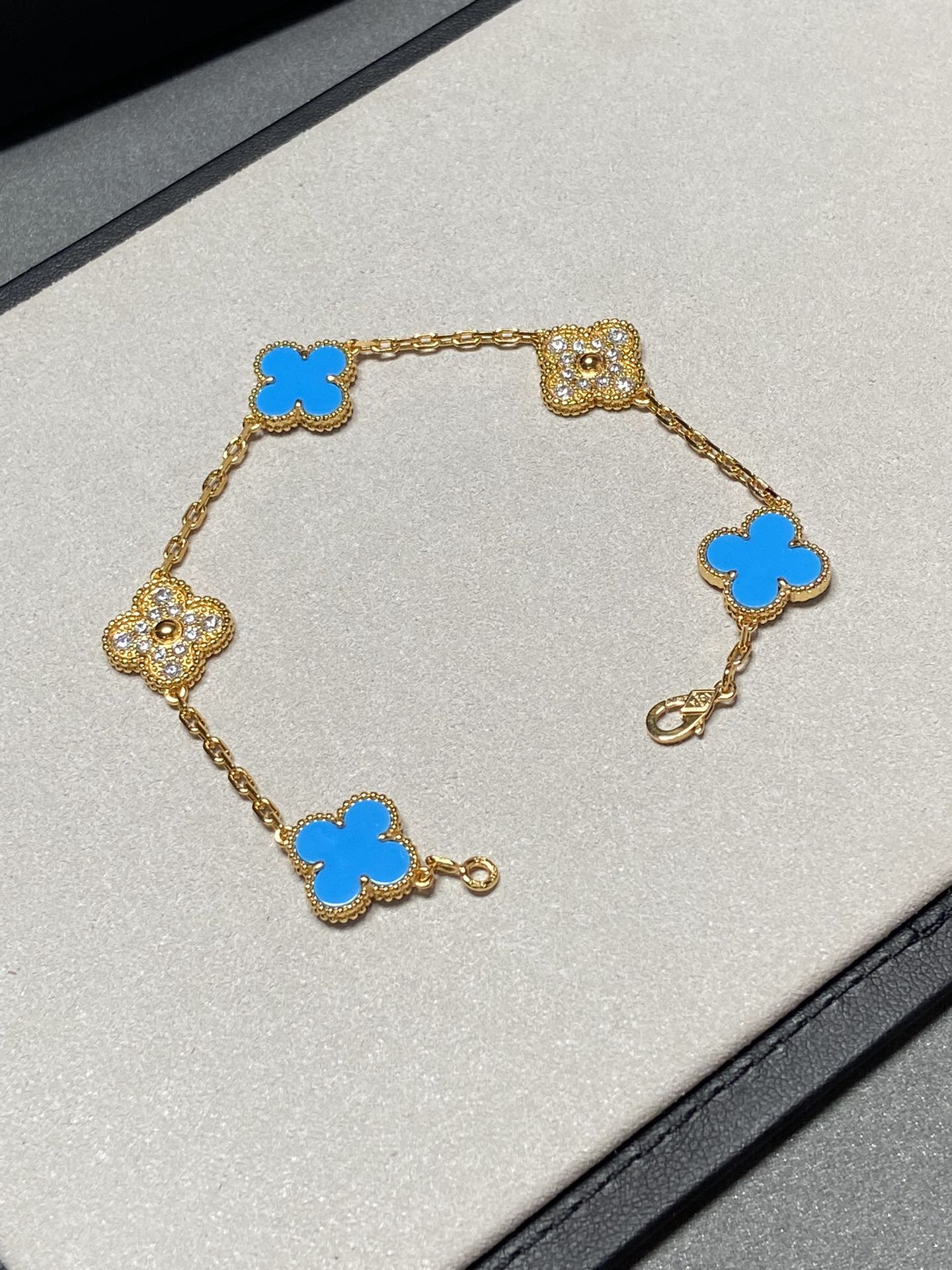 [TENDENCIAS] PULSERA DE ORO CON DIAMANTES Y CALCEDONIA AZUL CON MOTIVO DE TRÉBOL 5 