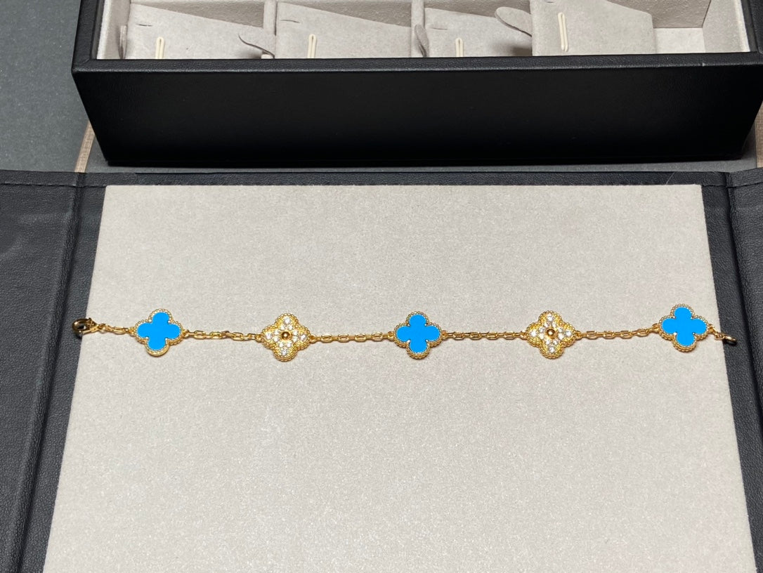 [TENDENCIAS] PULSERA DE ORO CON DIAMANTES Y CALCEDONIA AZUL CON MOTIVO DE TRÉBOL 5 