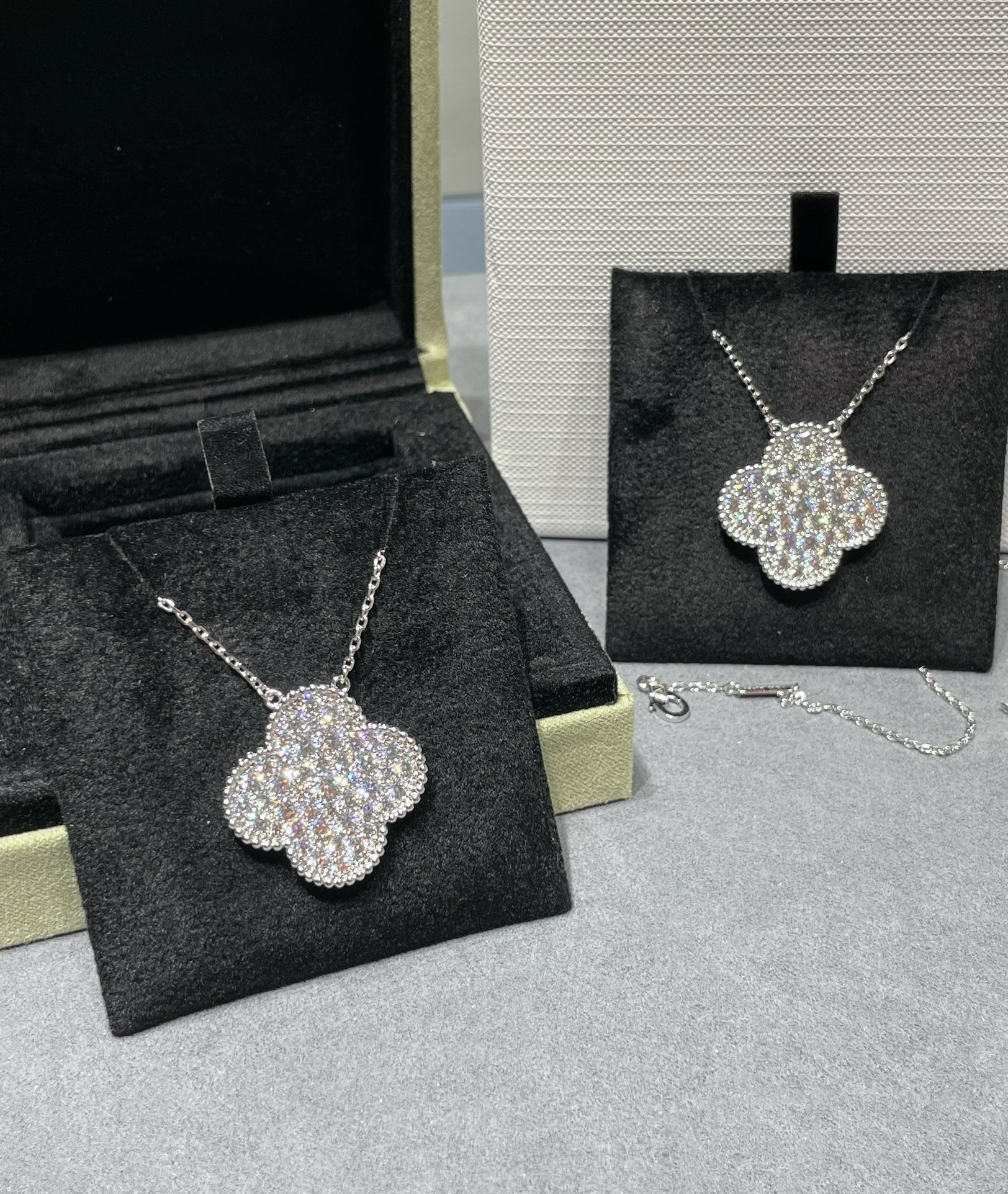 [TENDANCES] COLLIER EN ARGENT PAVÉ DE DIAMANTS AVEC PENDENTIF CLOVER 25MM