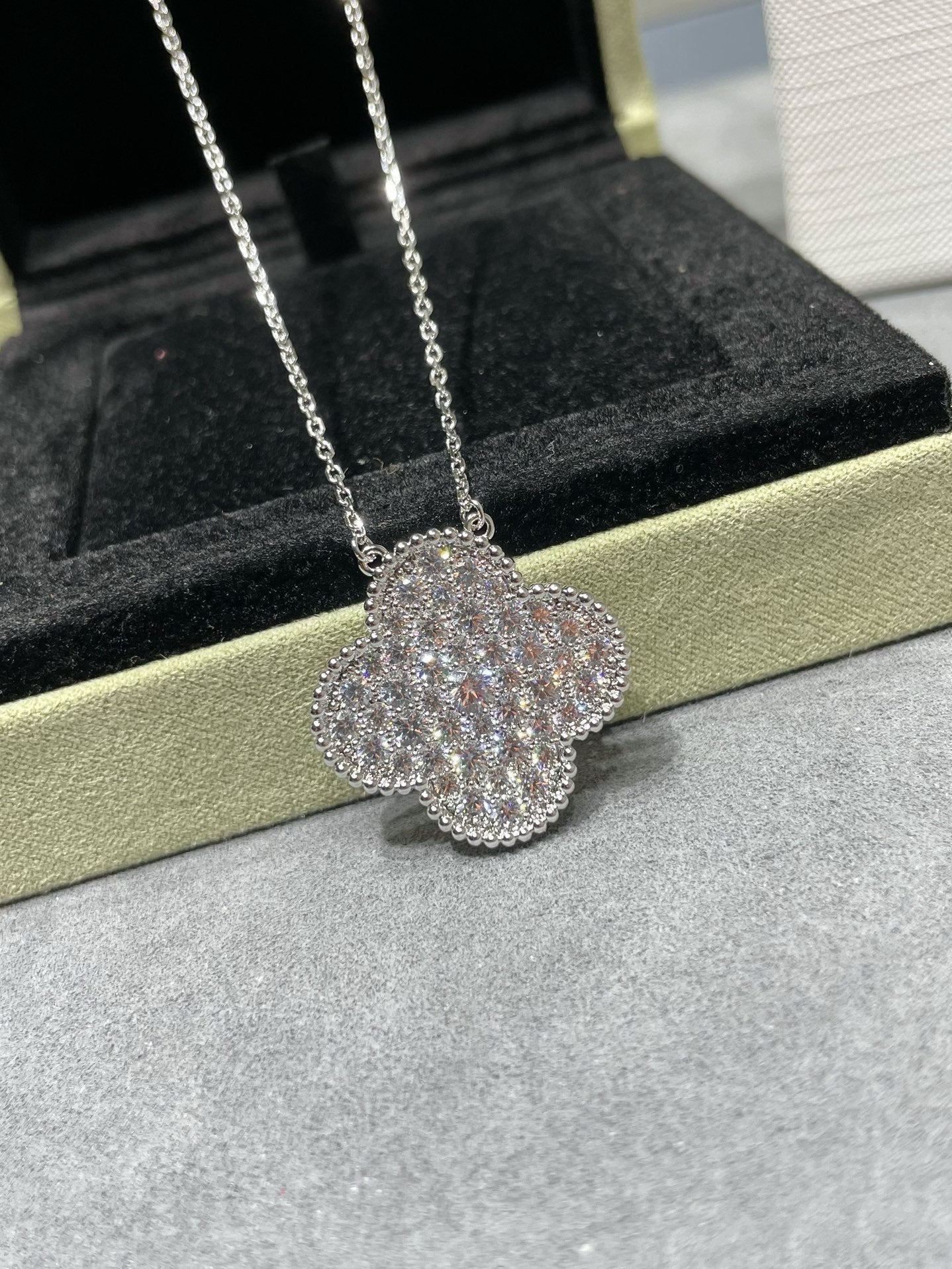 [TENDANCES] COLLIER EN ARGENT PAVÉ DE DIAMANTS AVEC PENDENTIF CLOVER 25MM