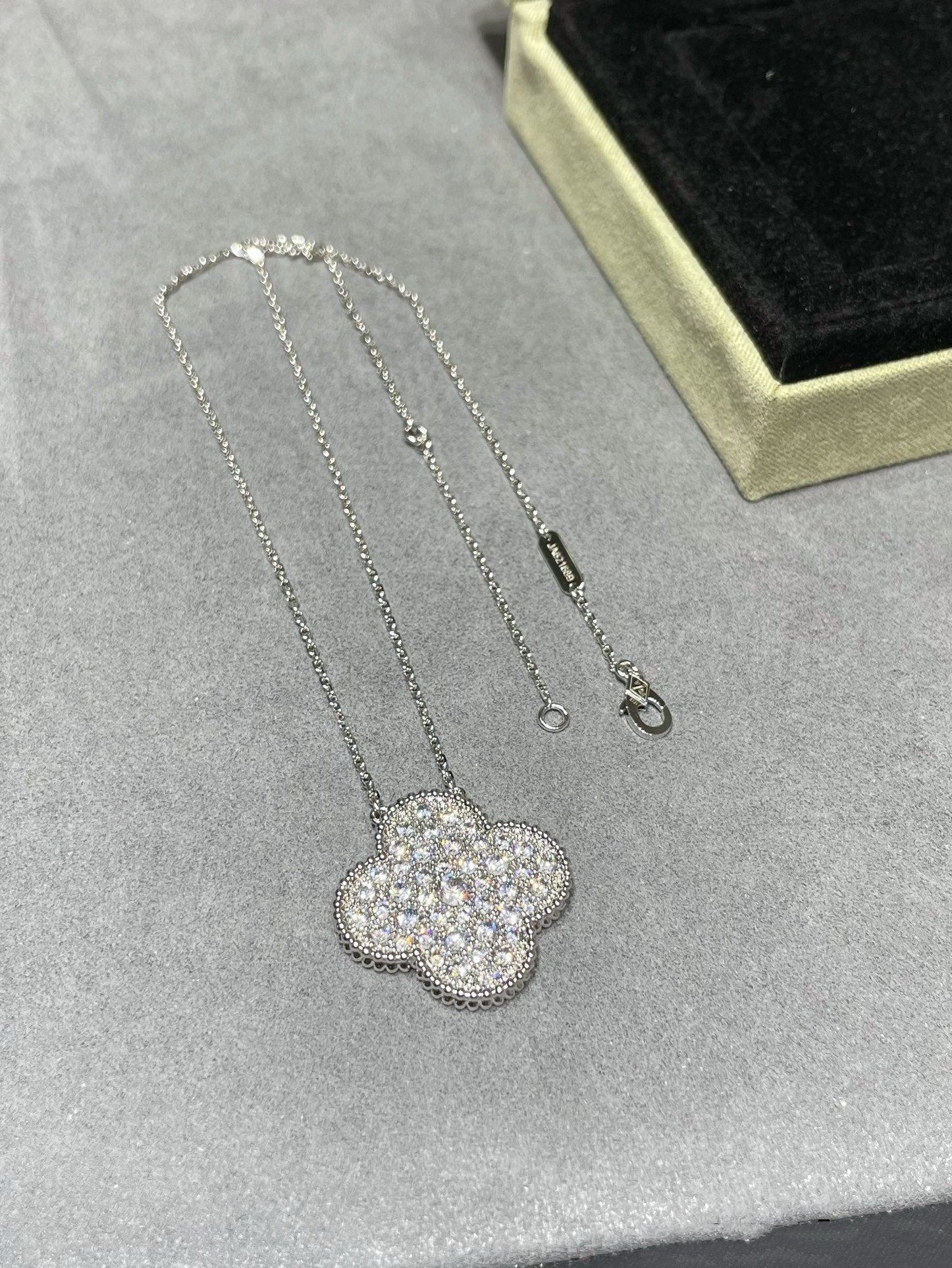 [TENDANCES] COLLIER EN ARGENT PAVÉ DE DIAMANTS AVEC PENDENTIF CLOVER 25MM