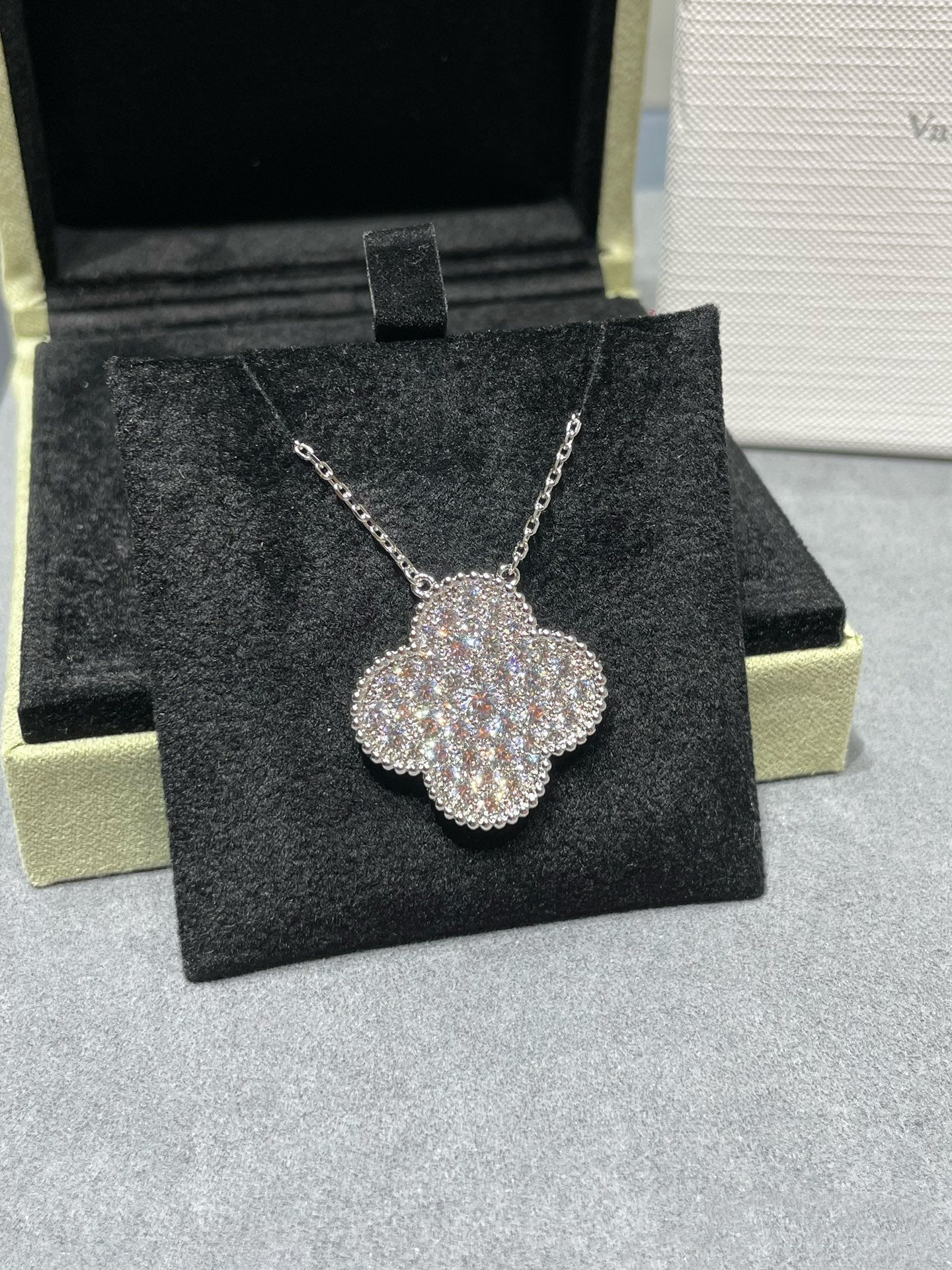 [TENDANCES] COLLIER EN ARGENT PAVÉ DE DIAMANTS AVEC PENDENTIF CLOVER 25MM