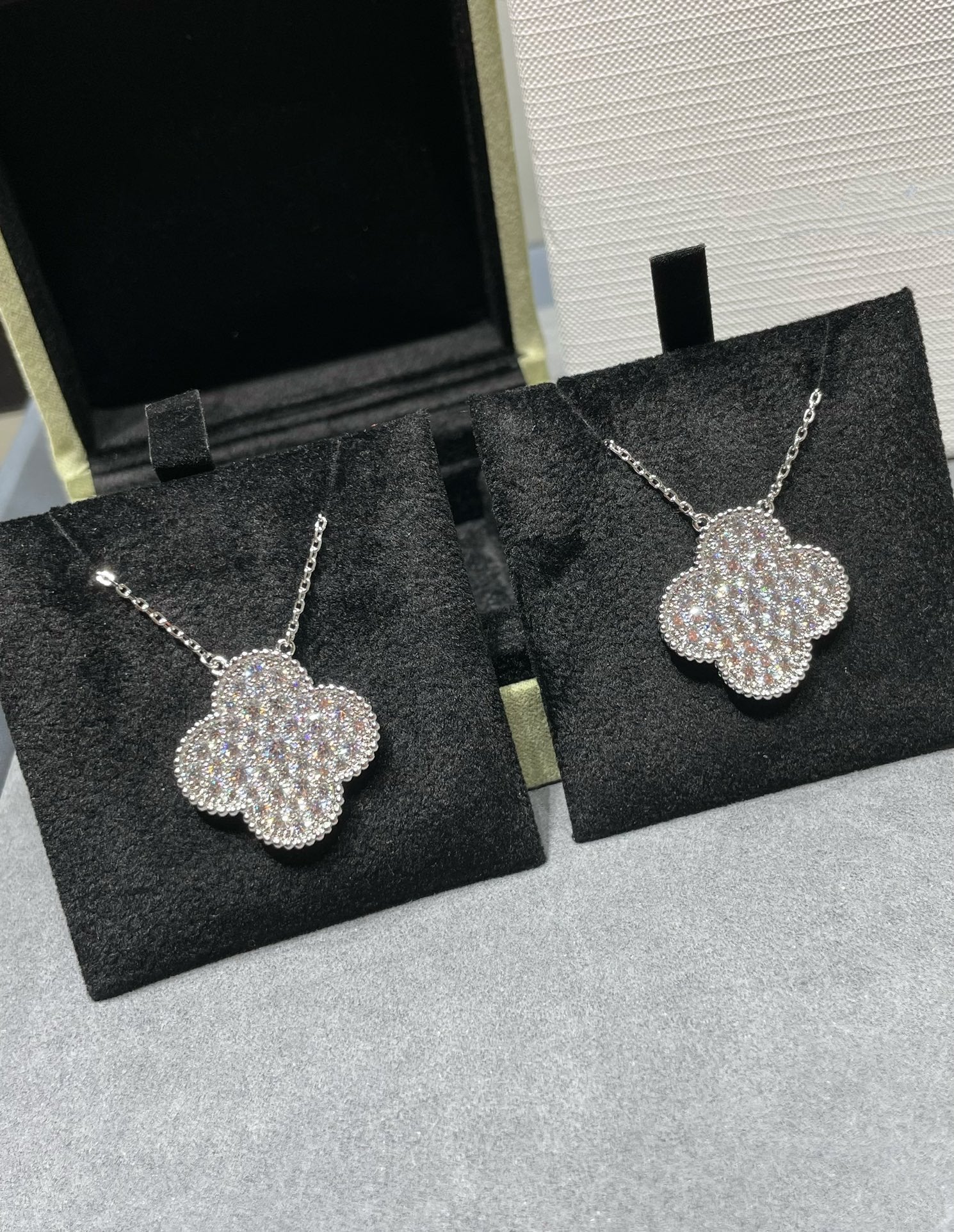 [TENDANCES] COLLIER EN ARGENT PAVÉ DE DIAMANTS AVEC PENDENTIF CLOVER 25MM