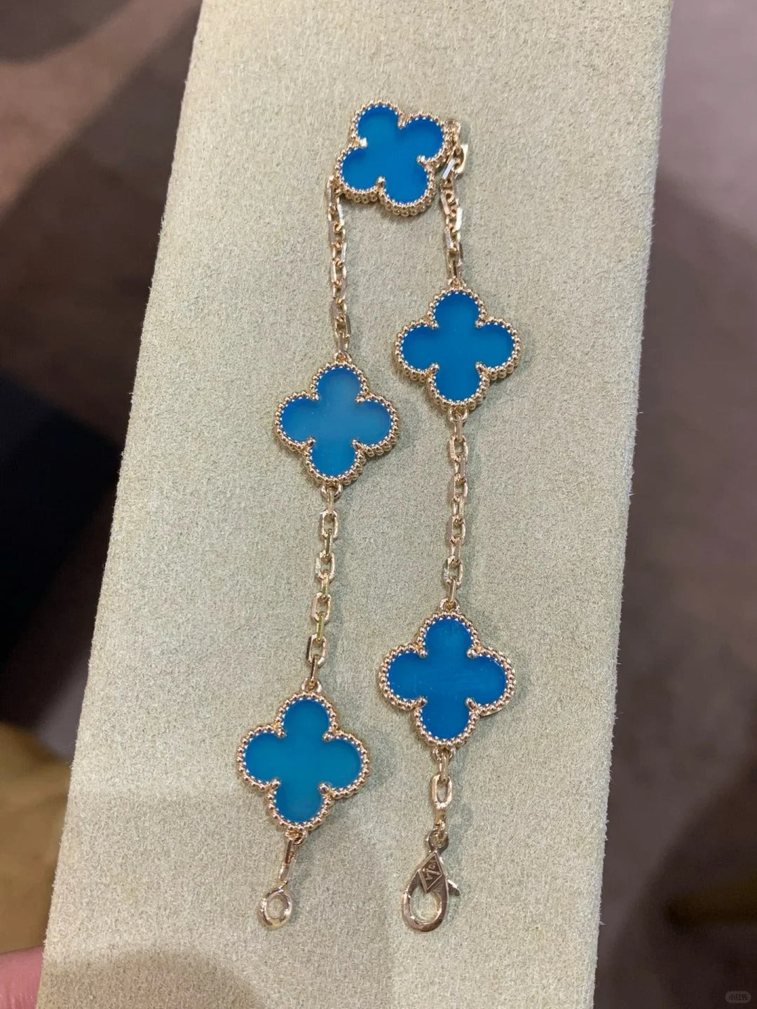 [RARO] PULSERA DE ÁGATA AZUL CLARA CON 5 MOTIVOS DE TRÉBOL