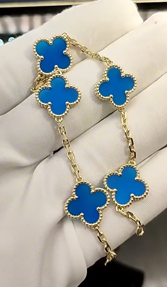 [RARO] PULSERA DE ÁGATA AZUL CLARA CON 5 MOTIVOS DE TRÉBOL