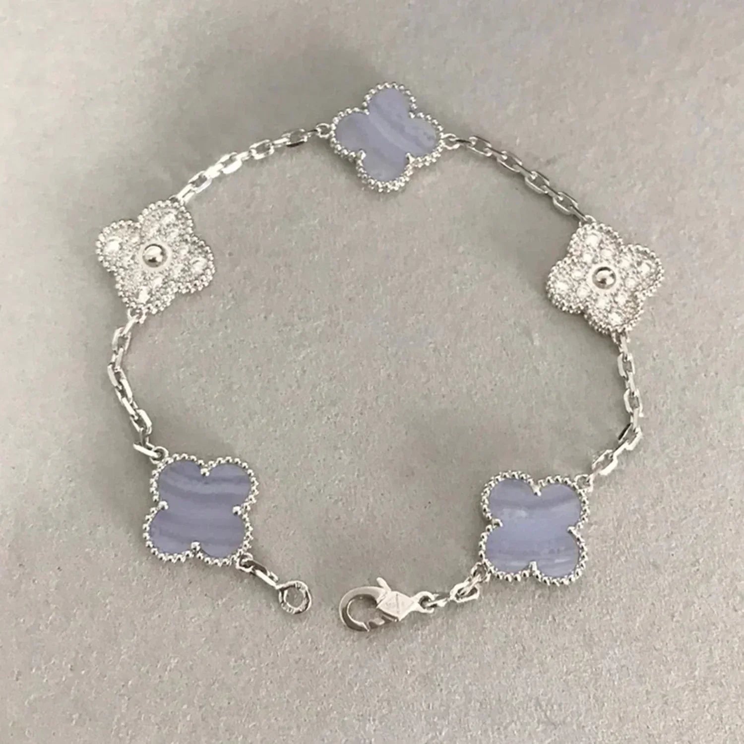 [TENDENCIAS] PULSERA DE PLATA CON 5 MOTIVOS DE TRÉBOL, DIAMANTES Y CALCEDONIA PÚRPURA 