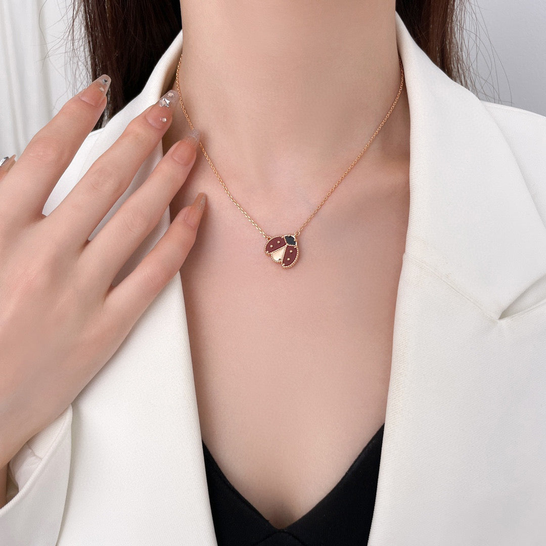 [TENDANCES] COLLIER COCCINELLE CORNALINES PORTE-BONHEUR