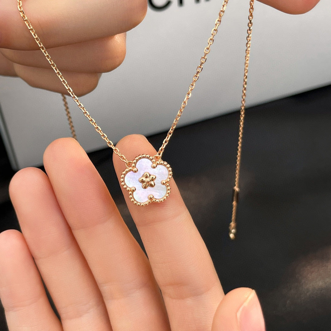 [TRENDS]LUCKY  WHITE MOP  PLUM BLOSSOM NECKLACE