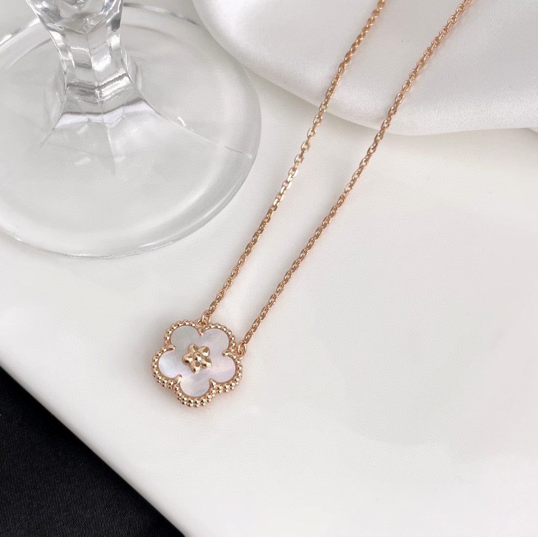 [TRENDS]LUCKY  WHITE MOP  PLUM BLOSSOM NECKLACE