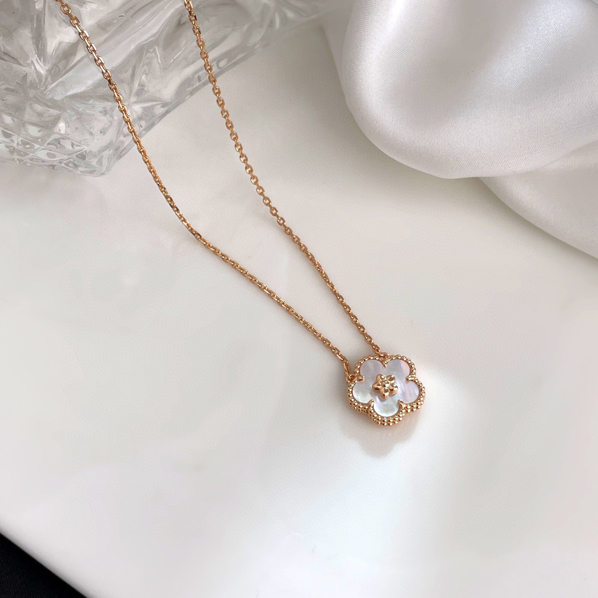 [TRENDS]LUCKY  WHITE MOP  PLUM BLOSSOM NECKLACE