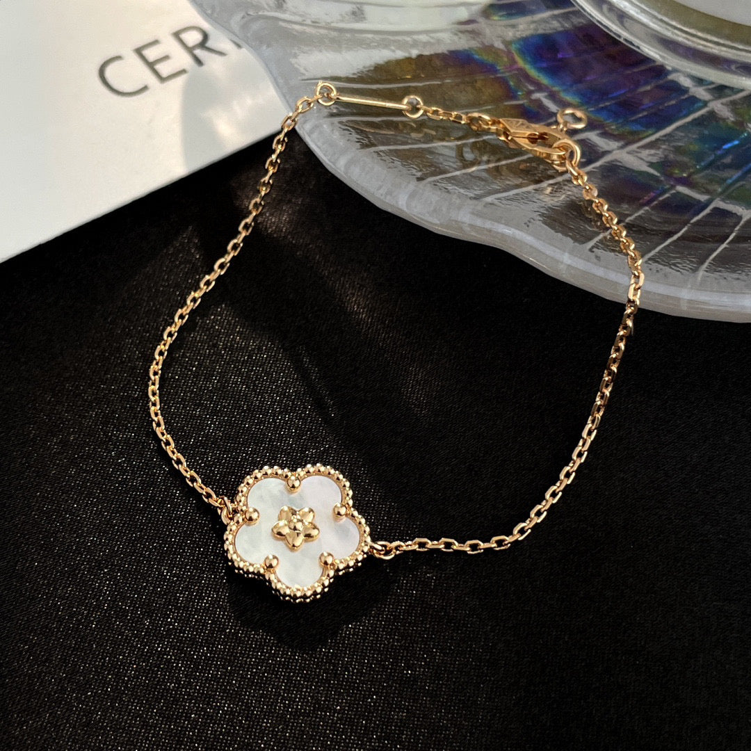 [TRENDS]LUCKY WHITE MOP PLUM BLOSSOM  BRACELET