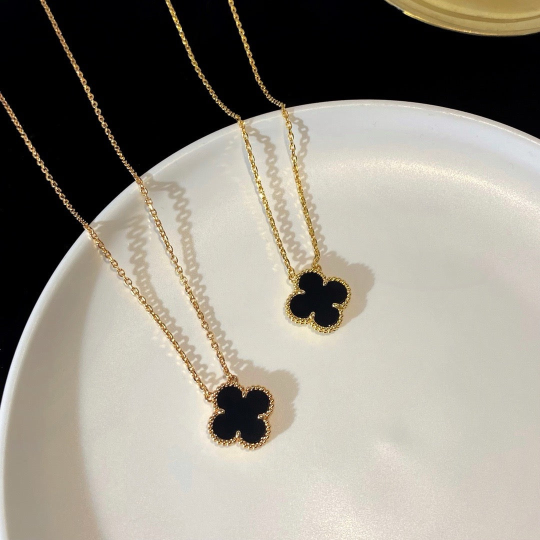 [TENDANCES] COLLIER À FLEUR UNIQUE EN ONYX NOIR 15 MM CLOVER