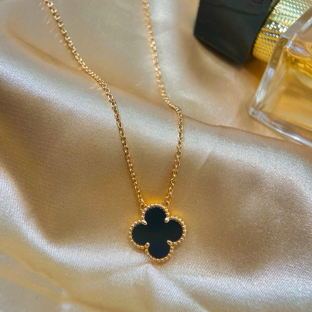 [TENDANCES] COLLIER À FLEUR UNIQUE EN ONYX NOIR 15 MM CLOVER