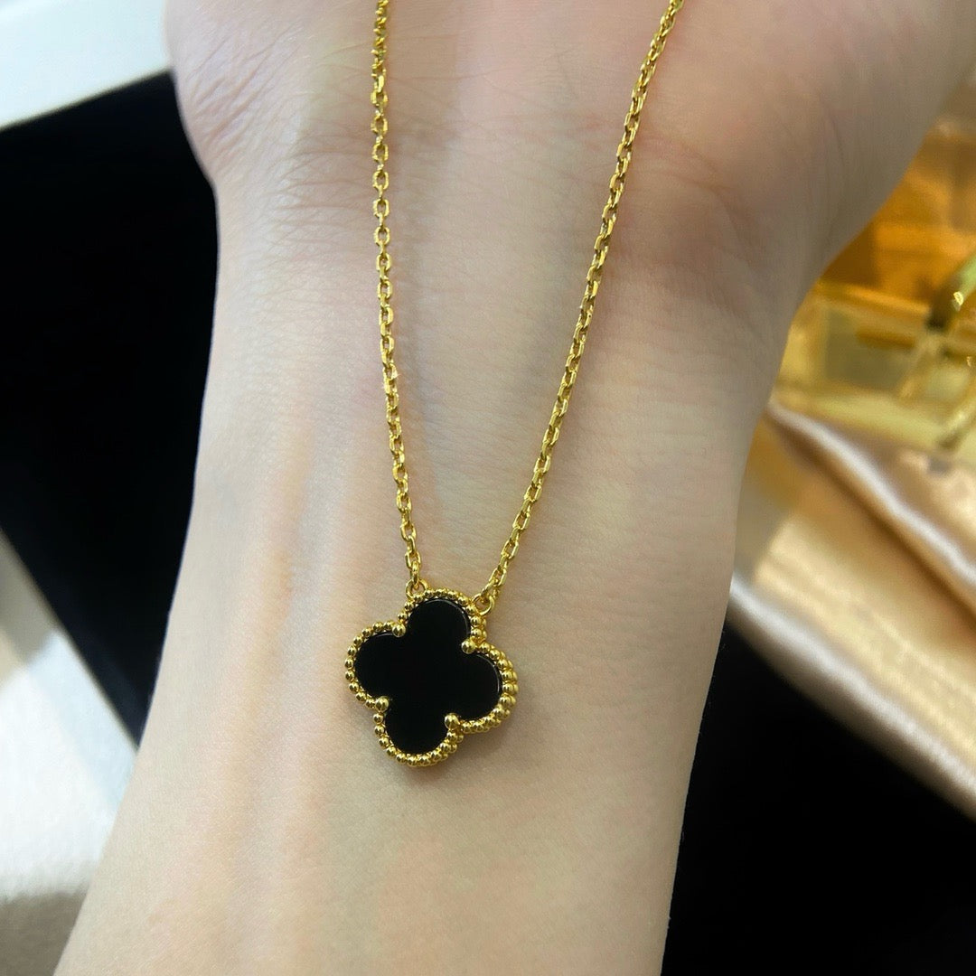 [TENDANCES] COLLIER À FLEUR UNIQUE EN ONYX NOIR 15 MM CLOVER