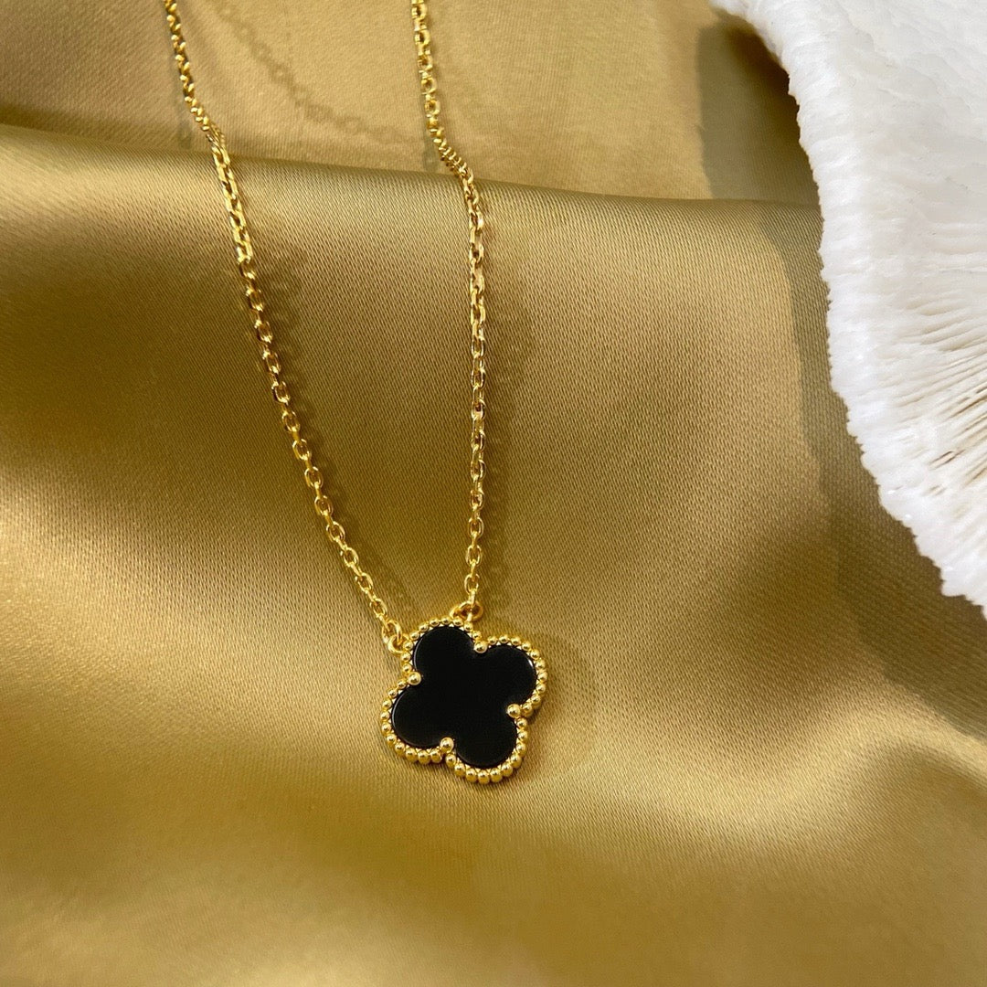 [TENDANCES] COLLIER À FLEUR UNIQUE EN ONYX NOIR 15 MM CLOVER