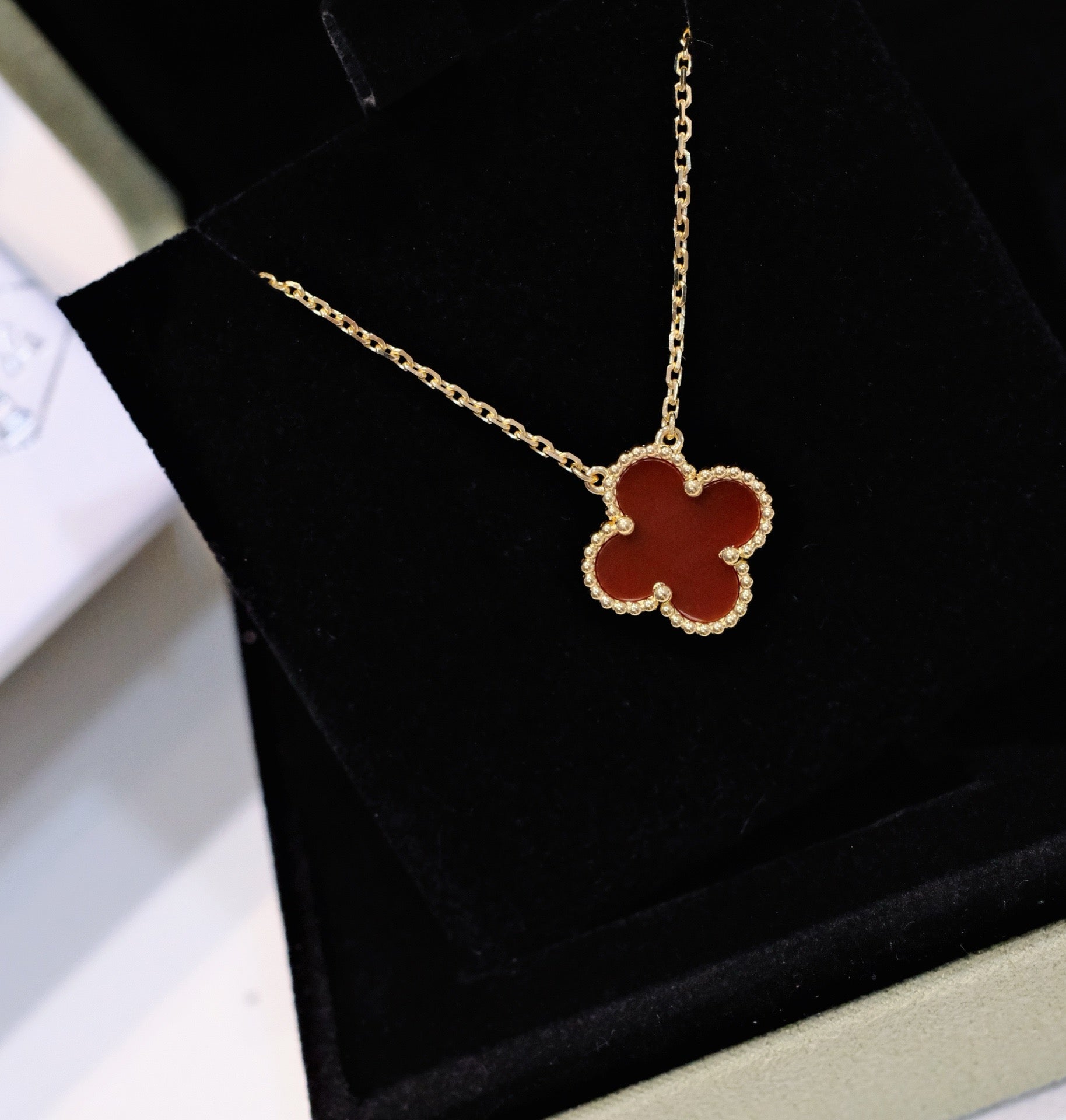 [TENDANCES] COLLIER À FLEUR UNIQUE EN CORNALINE 15MM CLOVER