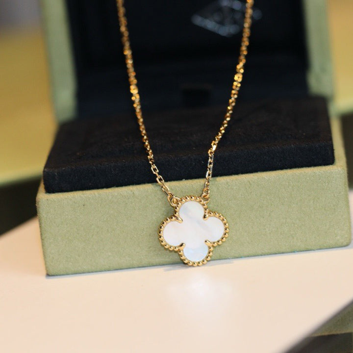 COLLIER NACRE BLANCHE CLOVER 15MM